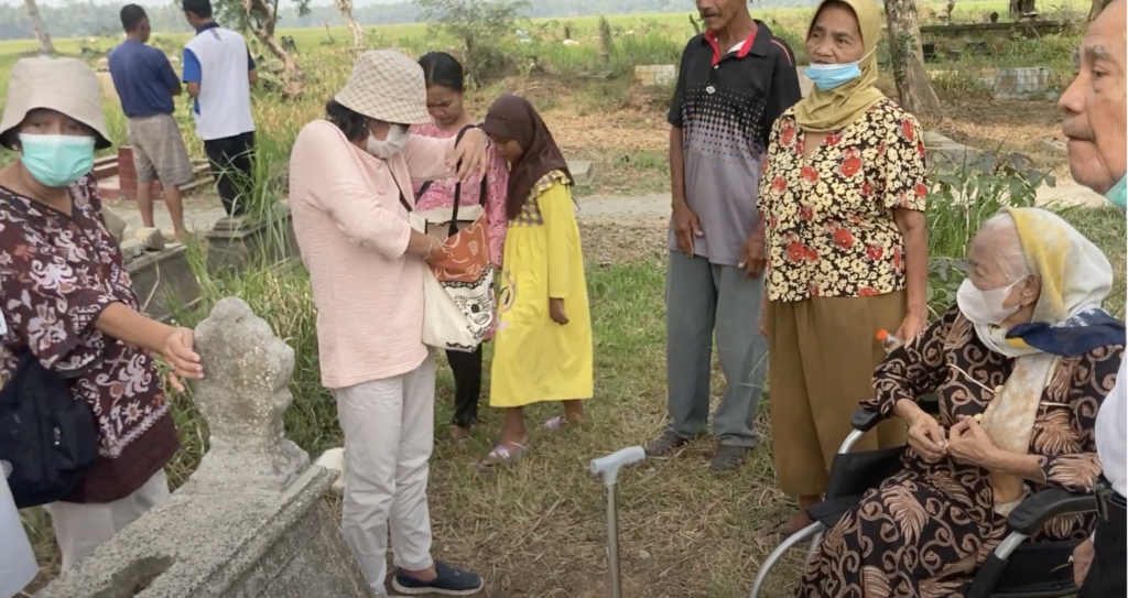 Ibu Sukeni menjelaskan makam leluhur di Pemakaman Sirangkang (Sabtu, 17 Juni 2023)