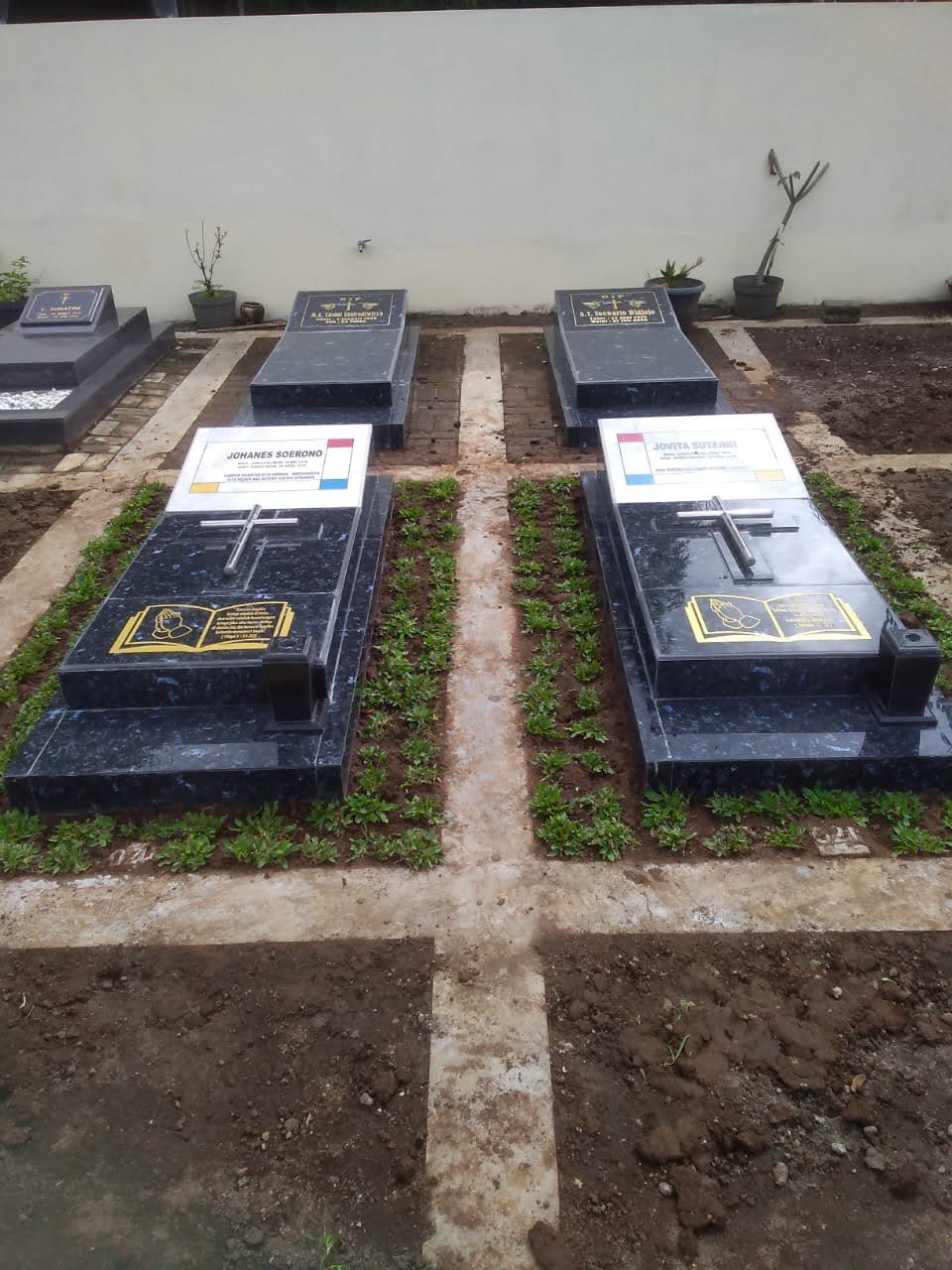 Memindahkan Makam Bapak dan Ibu